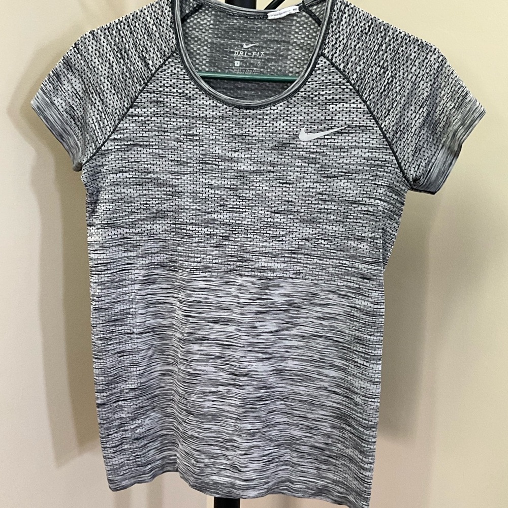 Nike Women's Short Sleeve Patterned Gray Tee